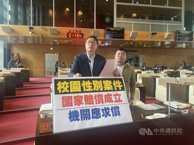 民進黨台中市議員林德宇（左）、曾威（右）9日在市議會質詢時表示，針對棒球教練涉性侵學童案的國家賠償案，要求市府完成國賠協議給付後，賠償義務機關學校不能就這樣算了，賠償金額不能由全民買單，應向行為人求償。中央社記者郝雪卿攝　115年4月9日