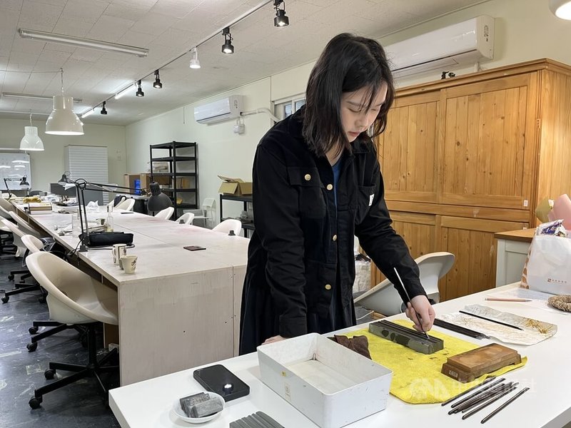 正在準備漆藝用具的馮忻翹來自香港,是第2屆大溪漆藝研修班9名畢業生之一。她為學習漆藝,不惜放下原本來台就讀的學士課程,在過去3年將大部分時間投入研修所課程。圖攝於115年4月5日。中央社記者黎桑尼攝 115年4月9日