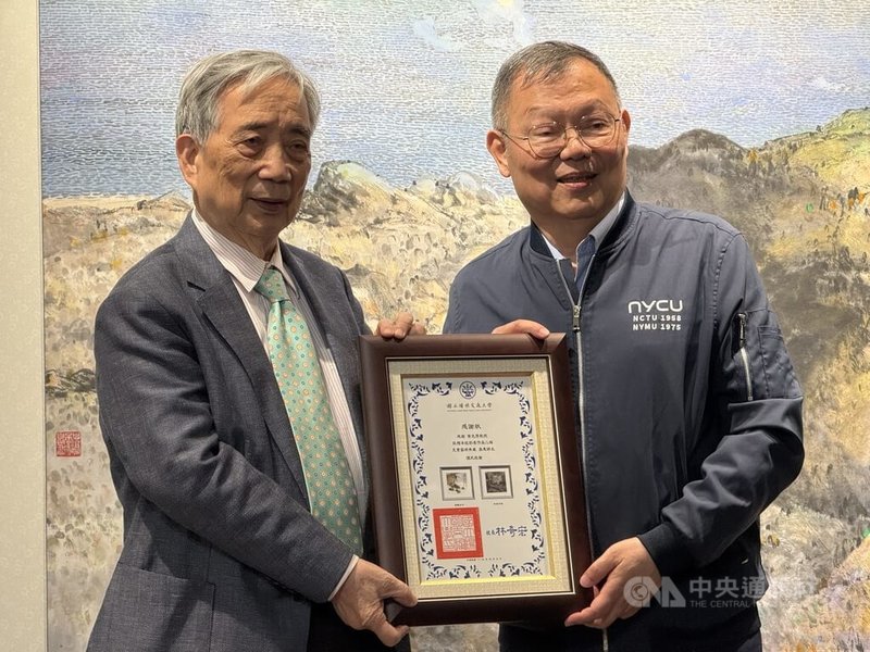 前北美館、史博館長黃光男（左）即日起在陽明交通大學舉辦個展「詩學畫域－黃光男文人墨彩新視域」，並致贈2幅畫作給校方，校長林奇宏（右）回贈感謝狀。中央社記者魯鋼駿攝　115年4月9日