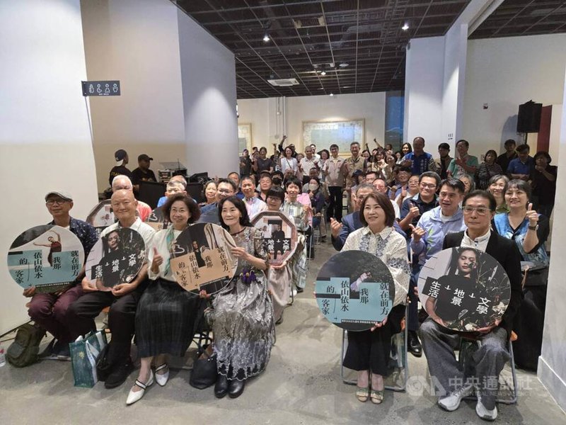 屏菸客家館特展「就在前方,我那依山依水的客家」9日熱鬧開展,屏東縣長周春米(前右2)應邀出席開幕茶會,邀民眾走進展館,感受屏東文化底蘊。中央社記者黃郁菁攝 115年4月9日