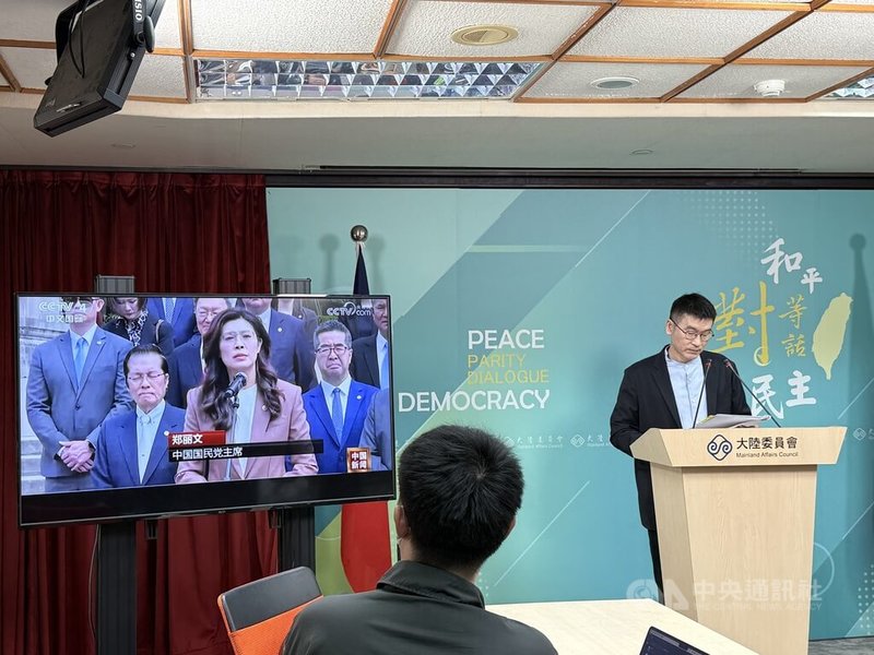 陸委會副主委梁文傑9日在例行記者會上播放央視報導中國國民黨主席鄭麗文拜謁中山陵的片段，指其所傳達的訊息是國民黨主席又來中山陵拜謁，並取鄭麗文讚大陸發展進步等橋段。中央社記者廖文綺攝　115年4月9日