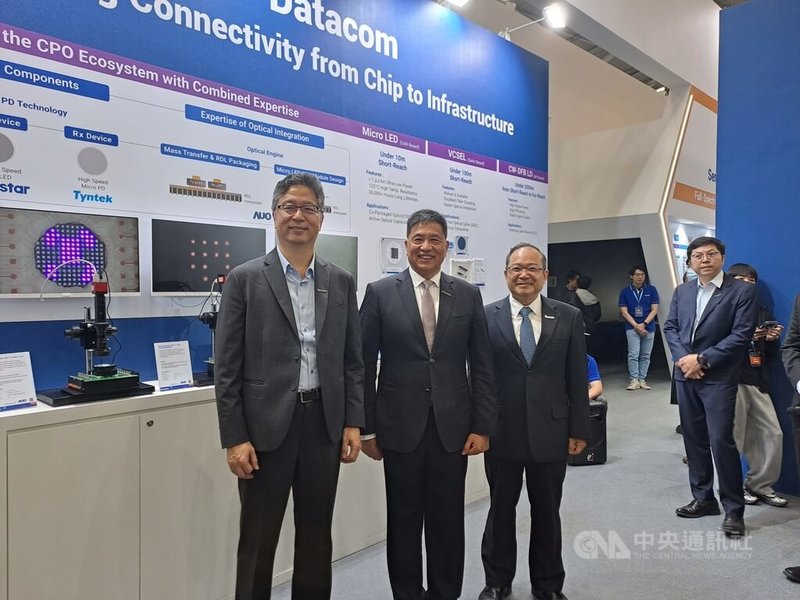 富采控股董事長彭双浪（中）9日在Touch Taiwan 2026智慧顯示展表示，聚焦「3加1」先進顯示、感測、車用3事業，加上「從顯示往光通訊走」策略，看好「光進銅退」最快兩年後實現，微型發光二極體（Micro LED）有機會成為短距離光傳輸方案。中央社記者潘智義攝　115年4月9日