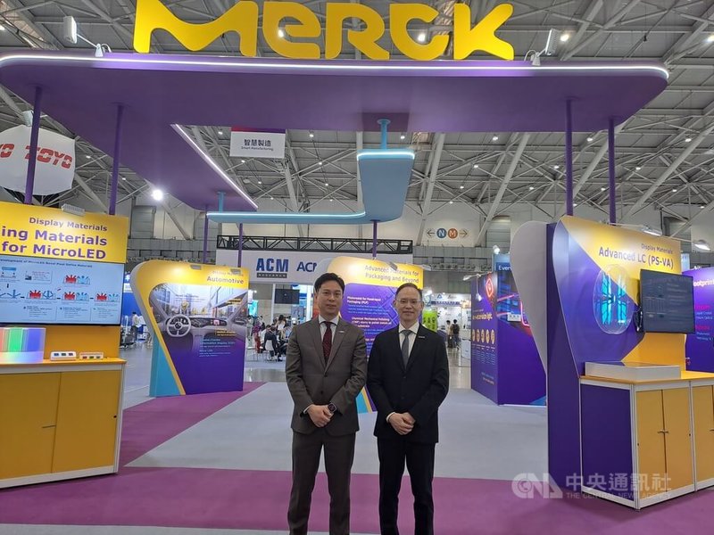 Touch Taiwan智慧顯示展今年聚焦扇出型面板級封裝技術、微型發光二極體（Micro LED）跨入光通訊。默克電子科技事業體光電科技液晶暨圖型化材料全球研發長周光廷（左）9日表示，默克展出2項技術使用的「厚膜光阻」以及先進封裝檢測機台；右為默克電子科技事業體台灣光電科技總經理李勇立。中央社記者潘智義攝　115年4月9日