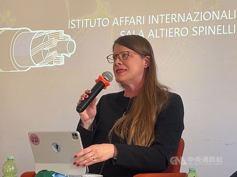 捷克中國問題專家卡拉斯蔻娃(Ivana Karásková)8日應邀出席IAI座談,談到台灣供應鏈的重要性,可提供歐盟與北約國家非中國製造的科技產品。中央社記者黃雅詩羅馬攝 115年4月9日