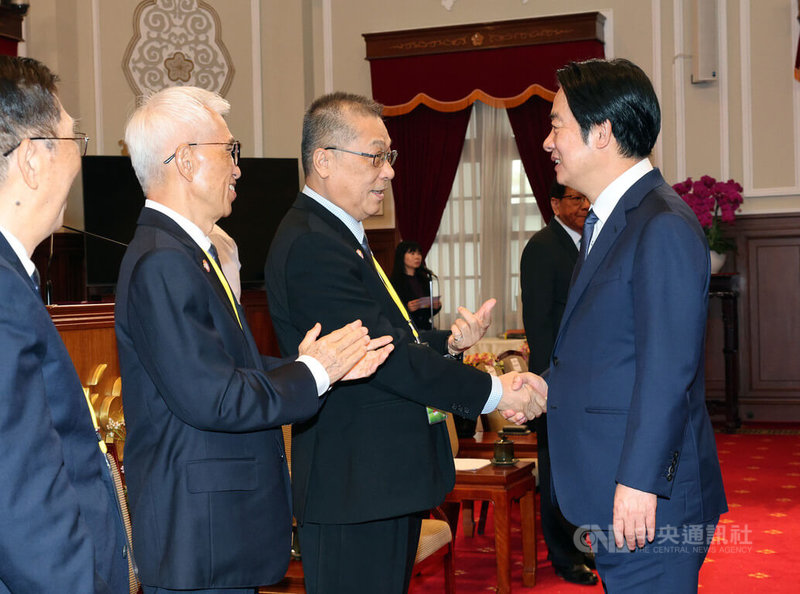 總統賴清德（右）9日上午在總統府接見亞洲台灣客家聯合總會2026參訪團，並向總會長邱泳方（左3）握手致意。中央社記者郭日曉攝　115年4月9日
