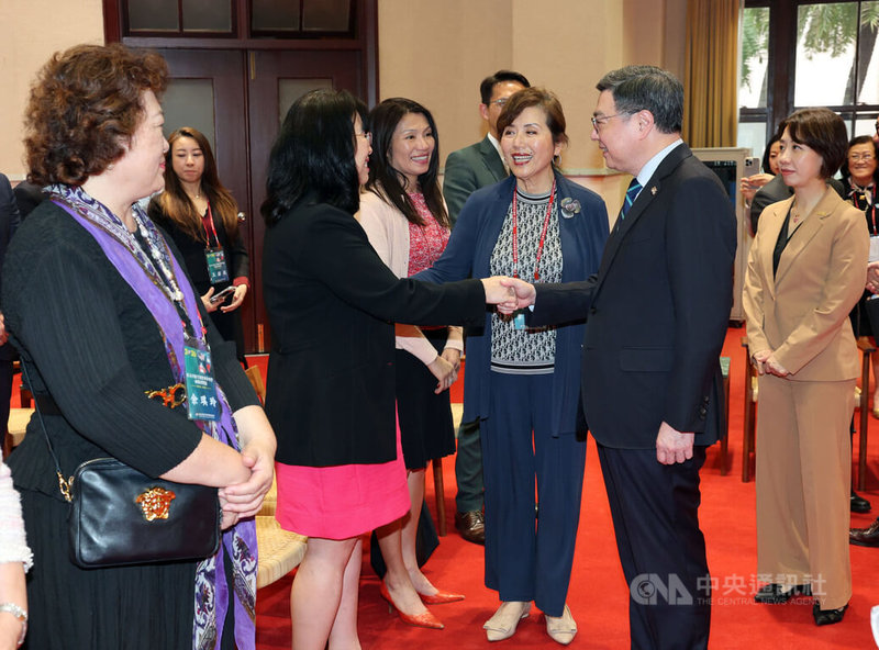 行政院長卓榮泰(前右)9日下午接見北美洲台灣商會聯合總會「第38屆北美台商回國訪問暨投資考察團」,雙方握手致意。中央社記者郭日曉攝 115年4月9日