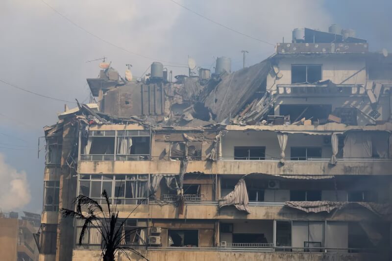 圖為黎巴嫩首都貝魯特一處遭以色列空襲炸毀的建築。（路透社）