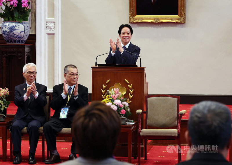 總統賴清德（後左3）9日上午接見亞洲台灣客家聯合總會2026參訪團，致詞歡迎訪團成員客家鄉親回到台灣。中央社記者郭日曉攝　115年4月9日