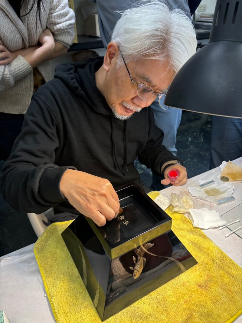 橫跨2023年至2026年的第2屆研修班，曾邀請多名日本老師來台教授不同範疇的漆藝技法，日本漆藝家鳥毛清則負責教授其最擅長的「沈金」。（大溪漆藝研修所提供）中央社記者黎桑尼傳真　115年4月9日