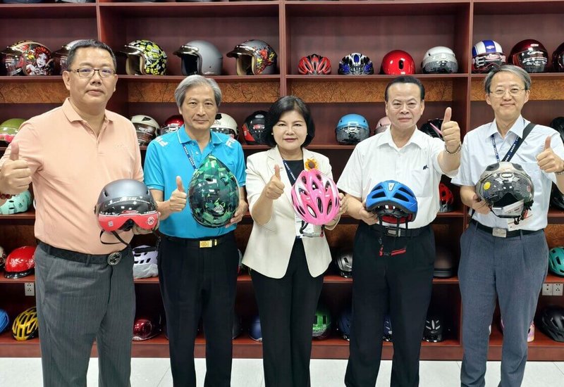 雲林縣長張麗善（中）率團赴越南交流考察，8日前往致力安全帽研發與製造的台商廣贏國際公司參訪。（雲林縣政府提供）中央社記者黃國芳傳真　115年4月9日