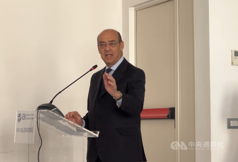 義大利智庫IAI主席瓦倫希斯(Michele Valensise)8日出席座談會,他表示希望未來與台灣有更多學術研究合作。中央社記者黃雅詩羅馬攝 115年4月9日