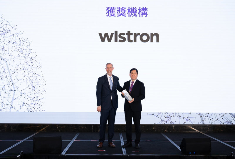 2026科睿唯安全球百大創新機構頒獎9日在台北舉行，表彰今年獲獎的12家台灣機構，緯創資通自2022年起連續5年獲選，右起為緯創技術長沈慶堯、科睿唯安全球智權策略長暨資深副總裁納斯（Glen Nath）。（緯創提供）中央社記者吳家豪傳真 115年4月9日