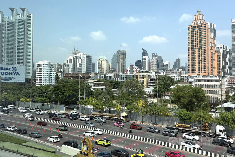 世界銀行指出，泰國、寮國、柬埔寨和蒙古是在當前能源危機的衝擊下，最容易受影響的經濟體，並將泰國2026年的經濟成長預期從1.8%下調至1.3%。圖為曼谷街景。中央社記者李宗憲曼谷攝　115年4月9日