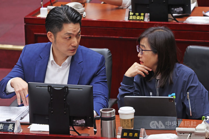 台北市長蔣萬安(左)9日下午赴市議會施政報告,會前與副市長林奕華(右)在座位上交換意見。中央社記者趙世勳攝 115年4月9日