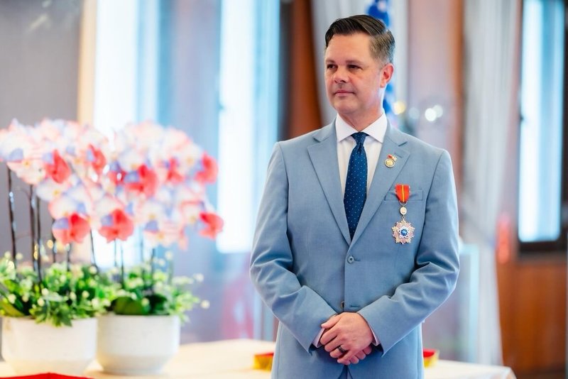 外交部8日頒贈「睦誼外交獎章」予美國聯邦眾議院「共和黨研究委員會」（RSC）國家安全任務小組主席能恩（Zach Nunn，另譯：諾恩）（圖）。（外交部提供）中央社記者楊堯茹傳真 115年4月9日