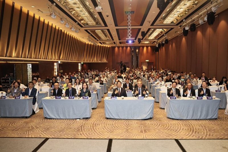 台南智慧機器人高峰論壇9日登場，聚焦AI與機器人技術發展及應用落地，台南市長黃偉哲（前右5）等人出席論壇。（台南市政府提供）中央社記者張榮祥傳真　115年4月9日