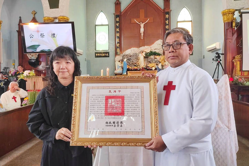 蘭陽舞蹈團創辦人秘克琳神父（Fr. Gian Carlo Michelini）4日辭世，文化部政務次長李靜慧（左）9日於告別彌撒上代表頒贈總統褒揚令，由天主教靈醫會菲律賓省會長Fr. Evan Paul Villanueva（右）代表受贈。（文化部提供）中央社記者王寶兒傳真 115年4月9日