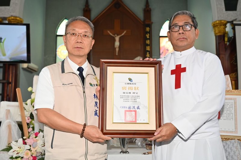 義大利籍神父秘克琳（Fr. Gian Carlo Michelini）4日辭世，9日舉行殯葬彌撒，宜蘭縣代理縣長林茂盛（左）到場致意，並代表縣府頒發褒揚狀。（宜蘭縣政府提供）中央社記者王朝鈺傳真 115年4月9日