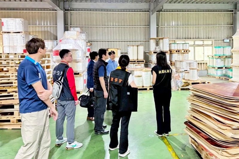 為防不肖業者囤貨或哄抬民生塑膠製品價格，桃園檢方3月底啟動民生犯罪聯繫平台，結合相關單位，針對量販店、大賣場、五金行及傳統市場進行多次實地訪查，9日也前往轄內塑膠包材上游廠商查察。（桃園地方檢察署提供）中央社記者吳睿騏桃園傳真　115年4月9日