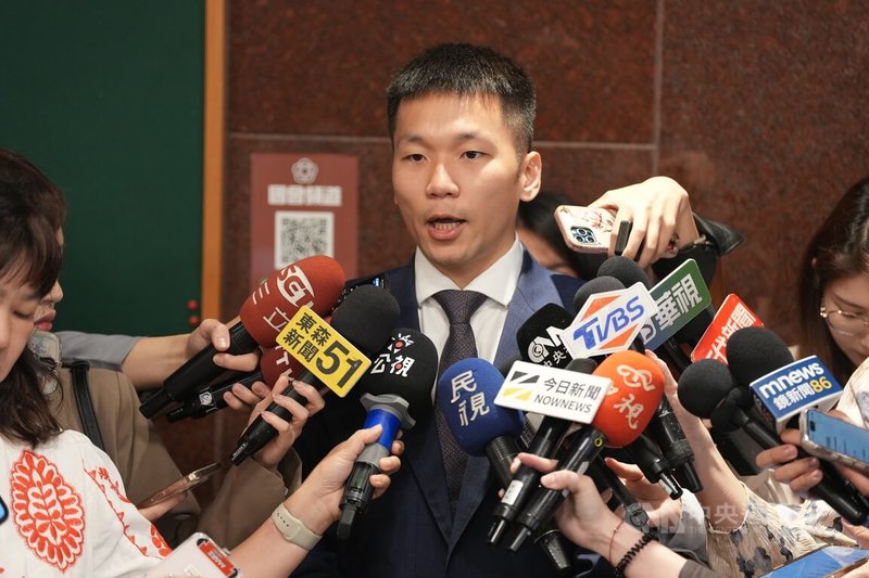 針對今年台灣田徑公開賽被迫停辦一事，運動部長李洋（中）9日列席立法院備詢前接受媒體聯訪表示，確實因為預算卡關無法再辦，但仍會努力輔導中華民國田徑協會使用基金預算去執行。中央社記者徐肇昌攝　115年4月9日