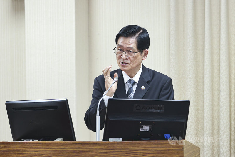 退輔會主委嚴德發（圖）9日列席立法院外交及國防委員會，就立委質詢退輔會照護服務與就養業務進行答詢。中央社記者鄭清元攝　115年4月9日
