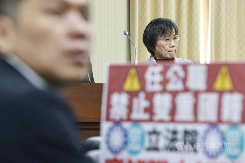 立法院內政委員會9日邀內政部長劉世芳(右)專題報告並備詢,輪到民眾黨立委李貞秀上台質詢時,劉世芳只有站上備詢台但不予回應。中央社記者鄭清元攝 115年4月9日