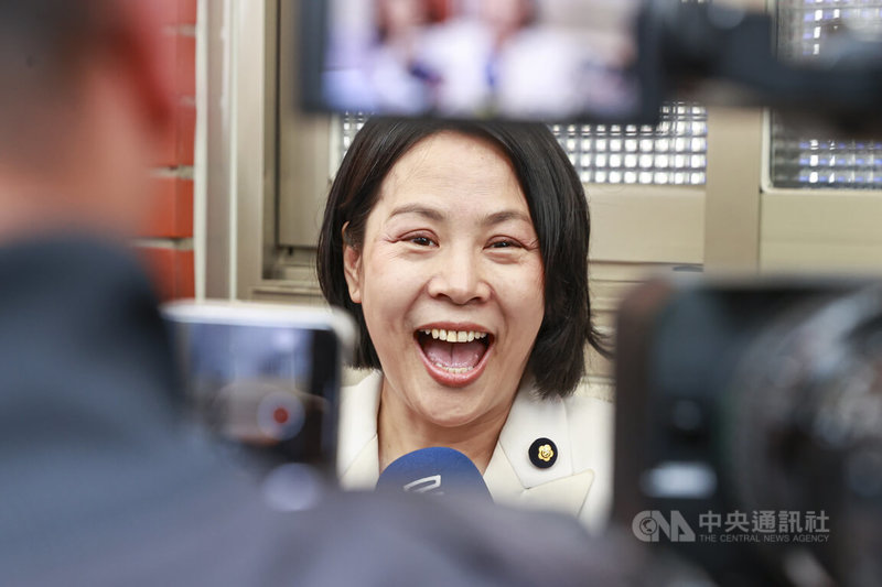 民眾黨立委李貞秀（圖）9日在立法院內政委員會再度上演質詢獨白秀，她會後受訪時表示民眾黨只有8席立委，一個人要顧一個委員會，黨團幹部比她更忙，還有選區要顧，她呼籲國政要正常推動，所有立委也要正常回到自己職責的本身，把自己份內事做好。中央社記者鄭清元攝　115年4月9日