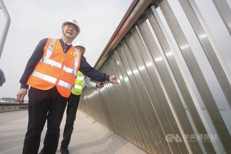 淡江大橋風切噪音問題引發地方關注。交通部公路局目前已於人行護欄加裝改善用膠條，確保有效降低風切聲，交通部長陳世凱（前）9日也前往視察了解。中央社記者徐肇昌攝　115年4月9日