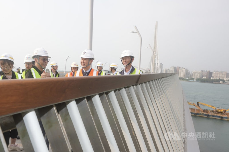 淡江大橋風切噪音問題引關注，交通部公路局於人行護欄加裝改善用膠條，交通部長陳世凱（前右2）9日前往視察，聽取公路局北區公路新建工程分局長陳永傑（前右3）簡報。中央社記者徐肇昌攝　115年4月9日