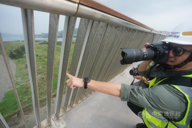 為改善淡江大橋風切噪音，交通部公路局目前已於人行護欄加裝改善用膠條，採間隔包覆方式，9日並帶領媒體記者實地了解改善現況。中央社記者徐肇昌攝　115年4月9日