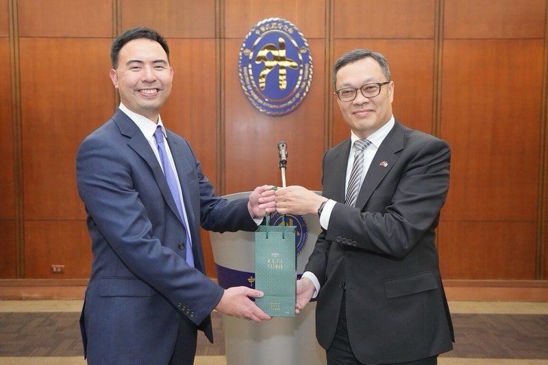 美國「聯合太平洋創新聯盟」無人海事系統產業團訪台，外交部政務次長陳明祺8日於歡迎酒會（右）致贈「聯合太平洋創新聯盟」創辦人Eric Du（左）禮品及合影。（外交部提供）中央社記者楊堯茹傳真 115年4月9日