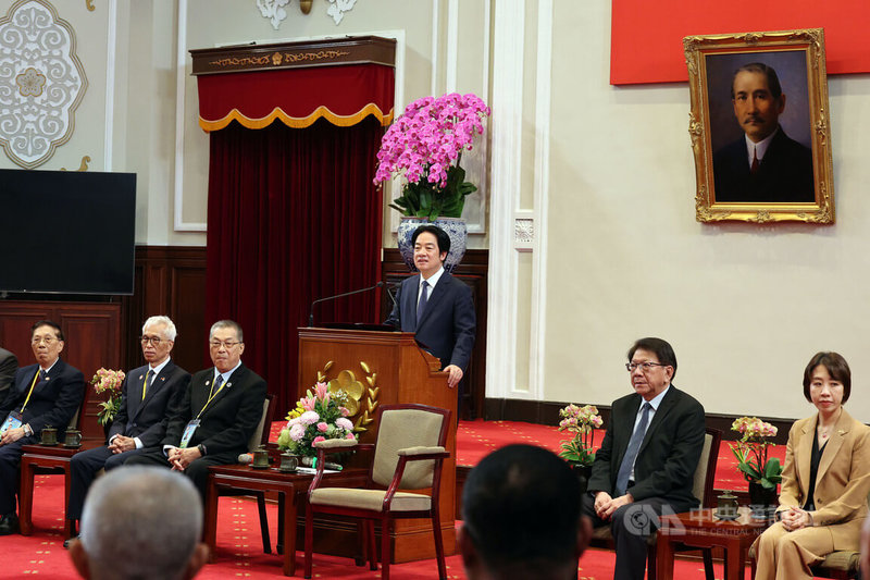 總統賴清德（後右3）9日上午接見亞洲台灣客家聯合總會2026參訪團表示，上任以來全力推動「客家六箭」，全面支持客家發展。未來將持續強化經貿、產業與教育合作，讓客家文化走向國際、開枝散葉。中央社記者郭日曉攝　115年4月9日