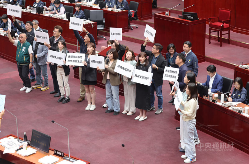 台北市長蔣萬安（坐者右2）9日赴議會市政報告並備詢，會議開始時，民進黨籍議員進行程序發言，在場中高舉「蔣萬安別躺平」，呼籲蔣萬安關注近10年北市人口外移嚴重問題。中央社記者趙世勳攝　115年4月9日