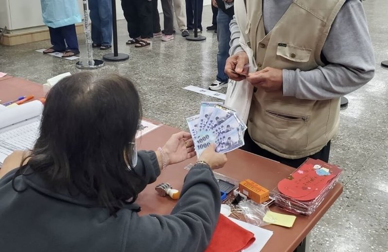 有新竹市議員指出，新竹市政府於115年1月動員逾3000名人力在週末加班、支援發放振興經濟消費金，但加班費仍未核發。市府表示，已彙整清冊並比對資料，將採分批撥付。圖為振興經濟消費金發放情形。（新竹市政府提供）中央社記者魯鋼駿傳真　115年4月9日