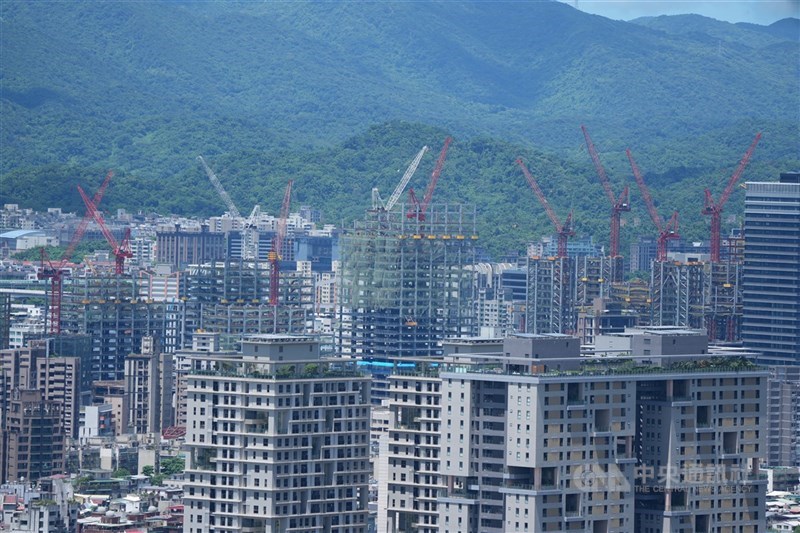 鄉林集團董事長賴正鎰表示，中東戰事推升營建原物料價格，土方問題也未完全解決，預售建案「拉長完工交屋期」將從例外變常態，5年後新成屋供給恐將出現斷層。圖為台北市南港區建案。（中央社檔案照片）