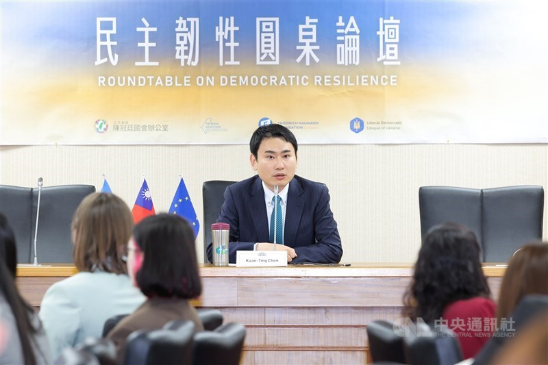 圖為民進黨立委陳冠廷（後）。（中央社檔案照片）