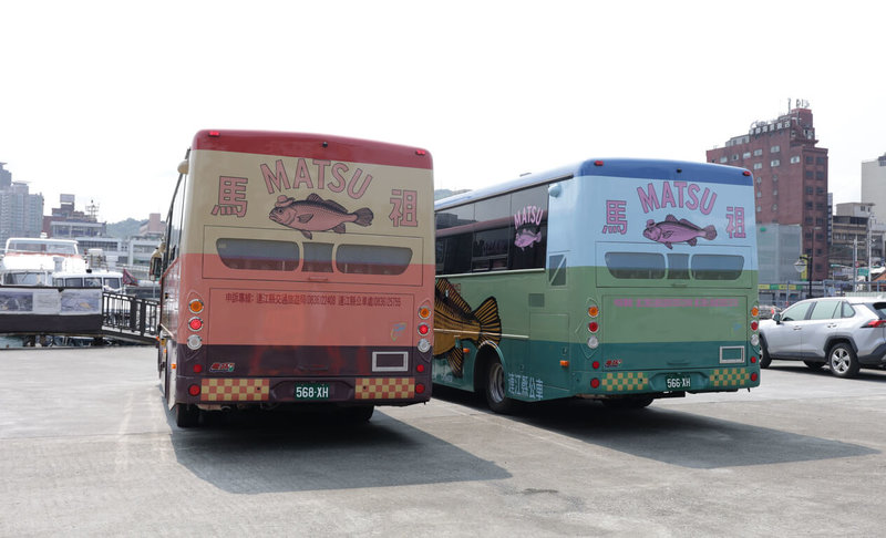 連江縣2台「黃魚公車」8日經「新台馬輪」運抵基隆，首度跨海抵達台灣本島，9日將從基隆出發，經陸路前往首站苗栗通霄拱天宮，後續預計在白沙屯媽祖進香期間停靠定點供信眾歇息。圖為2台公車停靠基隆。（連江縣政府提供）中央社記者潘欣彤傳真　115年4月9日
