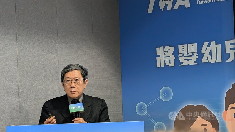 呼吸道細胞融合病毒是造成嬰幼兒嚴重下呼吸道感染主要原因，台灣疫苗推動協會理事長李秉穎（圖）9日指出，接種疫苗或單株抗體來預防RSV，效果優於自然感染，全世界至少已有30個國家將其納入公費預防，呼籲政府應更好地保護孩子。中央社記者曾以寧攝　115年4月9日