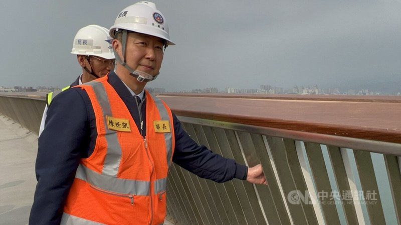 淡江大橋5月將通車，交通部長陳世凱（前）9日表示，10場通車前系列活動預估將吸引2.5萬至3萬人參與；5月9日通車典禮上，雲門舞集也將帶來精彩演出。中央社記者黃巧雯攝　115年4月9日