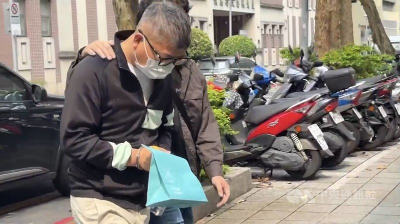 台北地檢署偵辦「斬金行動」專案，拘提疑為詐欺集團美樂公司幕後金主的王姓男子（圖）到案，9日移送北檢複訊。中央社記者謝君臨攝　115年4月9日