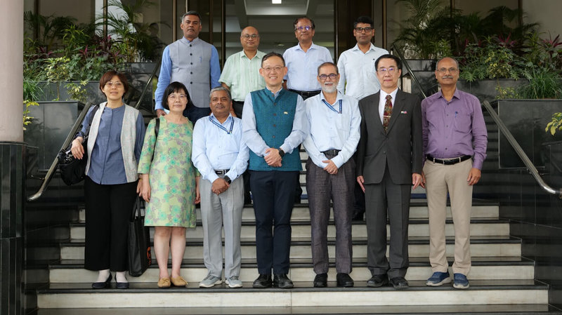 駐印度代表處科技組由組長楊龍杰（前排右2）、秘書張雅惠（前排左1）隨駐印度代表陳牧民（前排右4）赴阿薩姆邦的古瓦哈蒂，追蹤台灣與印度在科研合作的最新發展，並與印度理工學院（IIT）古瓦哈蒂分校執行台灣、印度雙邊科技合作計畫的計畫主持人會面，瞭解合作進展，並探討未來優先合作領域。（駐印度代表處科技組提供）中央社記者李晉緯新德里傳真　115年4月9日