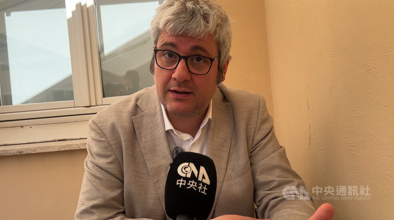 義大利國際事務機構（IAI）資深研究員李澳林（Aurelio Insisa）8日接受中央社專訪，談到國民黨主席鄭麗文訪中，是中國對台再次操縱資訊戰的案例。中央社記者黃雅詩羅馬攝 115年4月9日