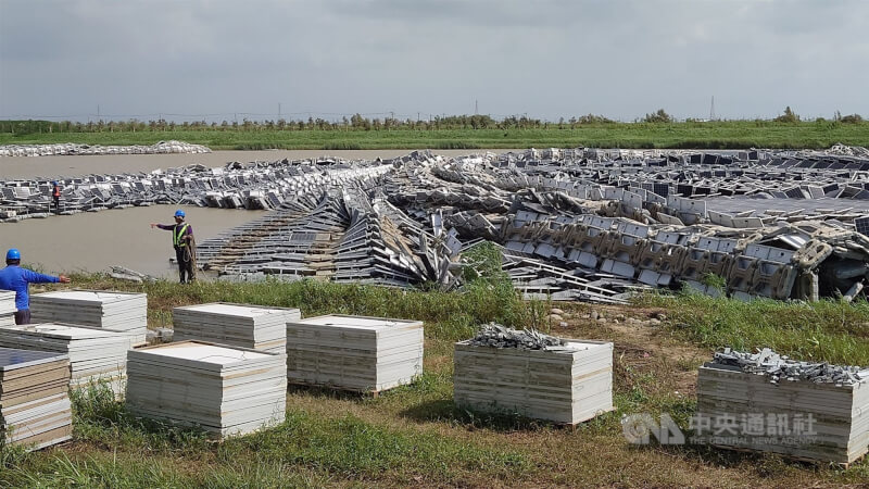 圖為2025年7月颱風丹娜絲登陸後，嘉義縣義竹鄉新庄滯洪池被毀損的光電板設施。（中央社檔案照片）