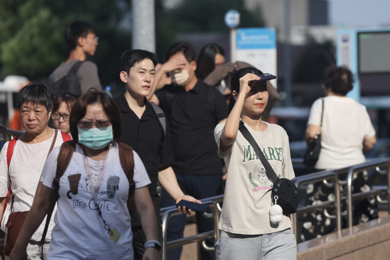 圖為台北市中正區街頭午後人潮。（中央社檔案照片）
