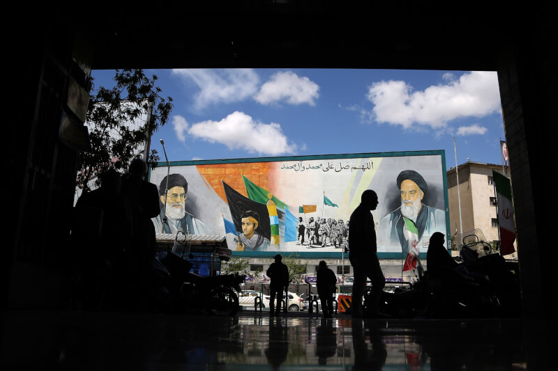 美國與伊朗7日同意展開為期兩週的停火，伊朗首都德黑蘭民眾8日在城裡照常進行日常活動。（安納杜魯新聞社）