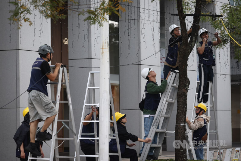 圖為台北市西門町商圈正在布置燈飾的工人。（中央社檔案照片）