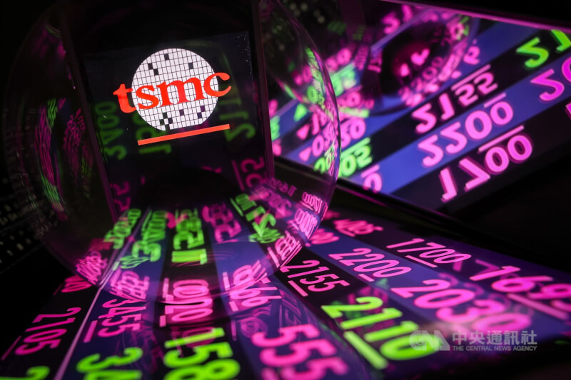 台股9日終場上漲99.78點，台積電最後1檔急拉15元，率集中市場指數由黑翻紅。（中央社檔案照片）