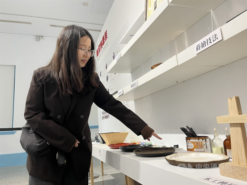 林昀仙是第2屆大溪漆藝研修班9名畢業生之一，她與其他同學輪流在展期至4月19日的畢業展現場，向觀展民眾講解漆藝不同技法及展出作品，希望讓更多人認識漆藝。圖攝於115年4月5日。中央社記者黎桑尼攝　115年4月9日