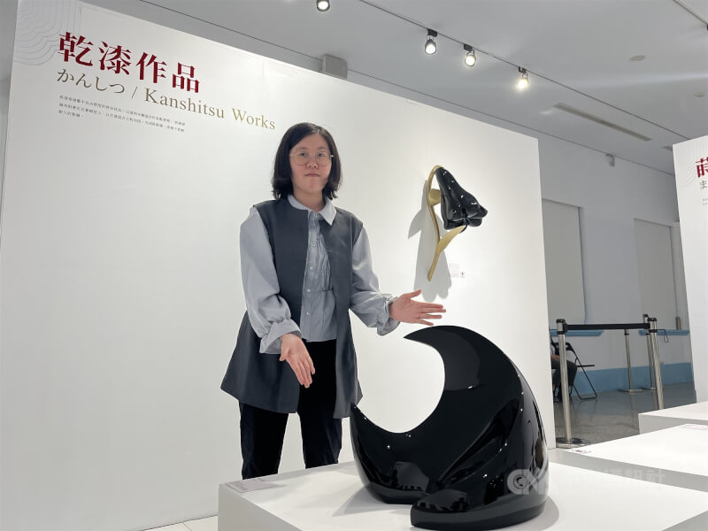 第2屆大溪漆藝研修班畢業生之一的陳鈺凱，不惜將之前工作存下的大部分積蓄用於學費、材料與生活開支，只為學好漆藝技巧，以及完成包括她身前的乾漆作品。圖攝於115年4月5日。中央社記者黎桑尼攝　115年4月9日