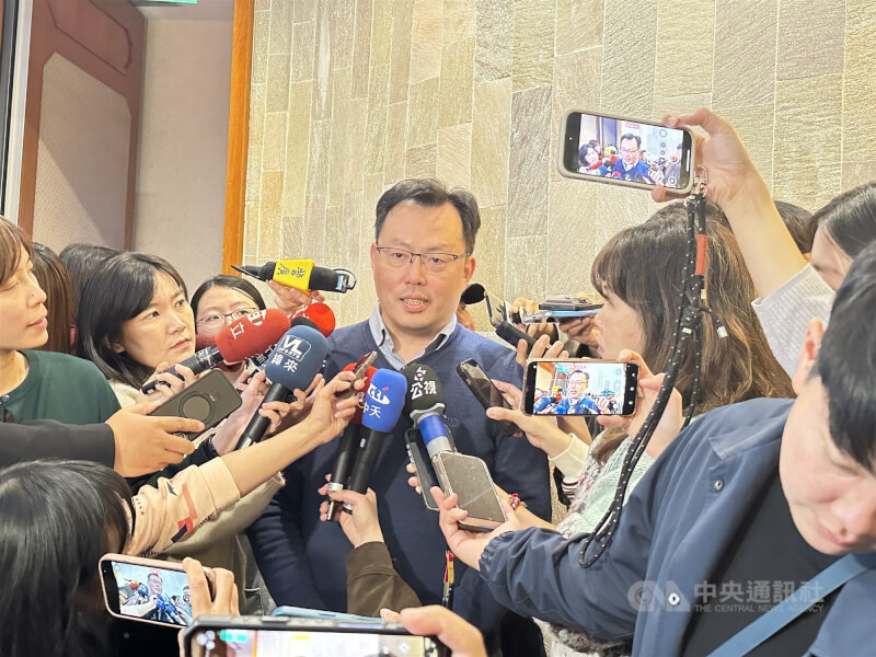 運動部政務次長鄭世忠（中）。（中央社檔案照片）